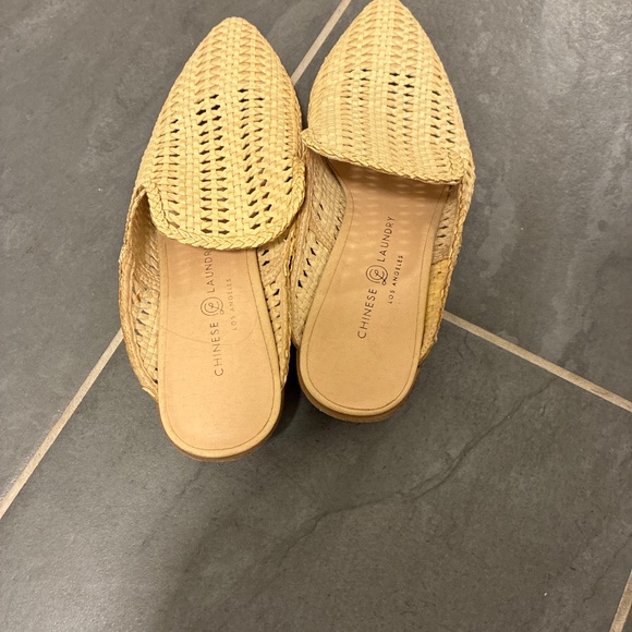 10 • Chinese Laundry Mules - Picture 2 of 3